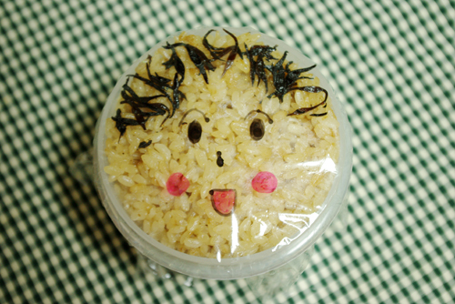 丸タッパー似顔絵弁当/